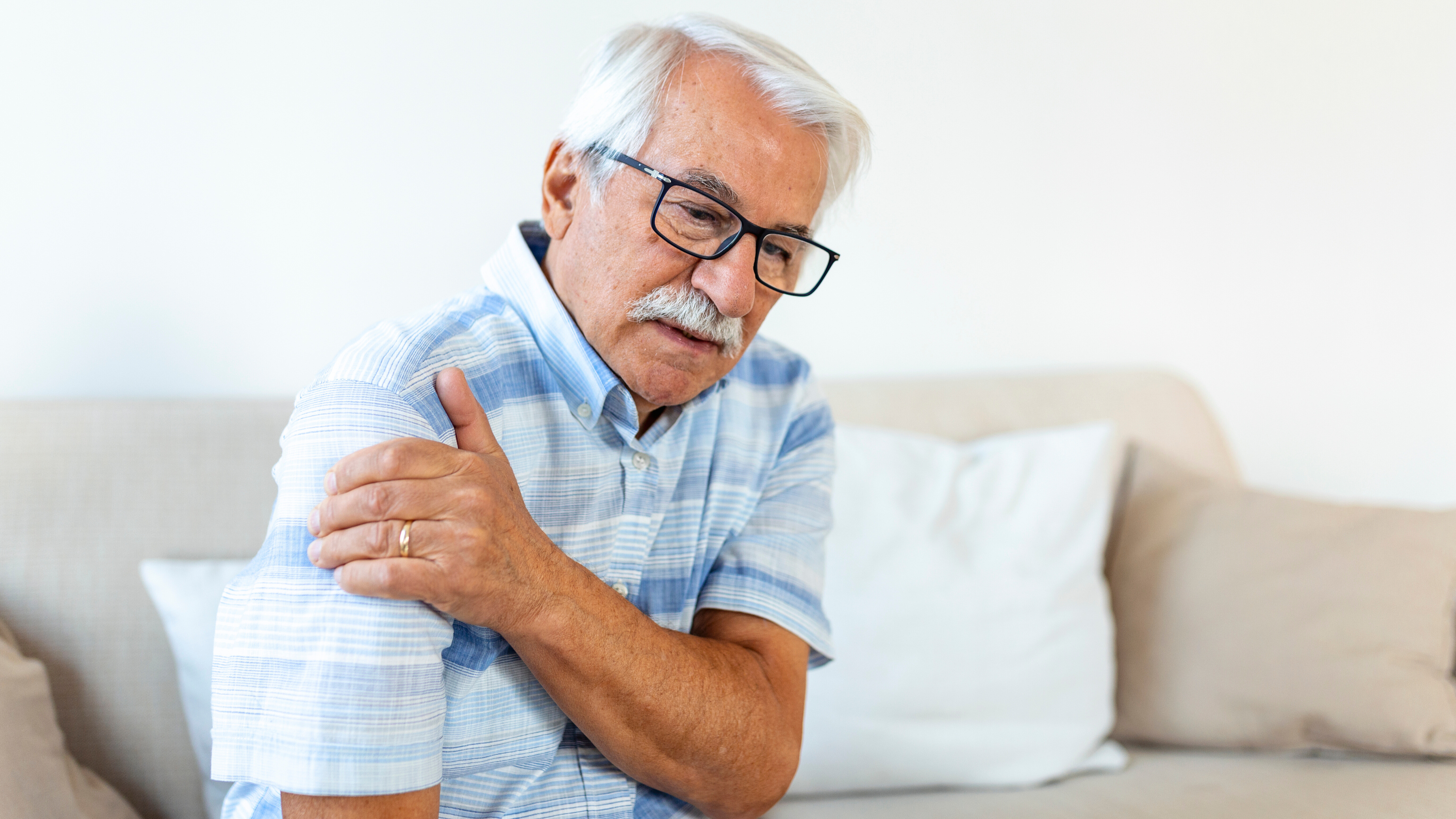 Understanding Arthritis: Symptoms, Causes, & Management - Curelo Understanding Arthritis: Symptoms, Causes, & Management - Curelo