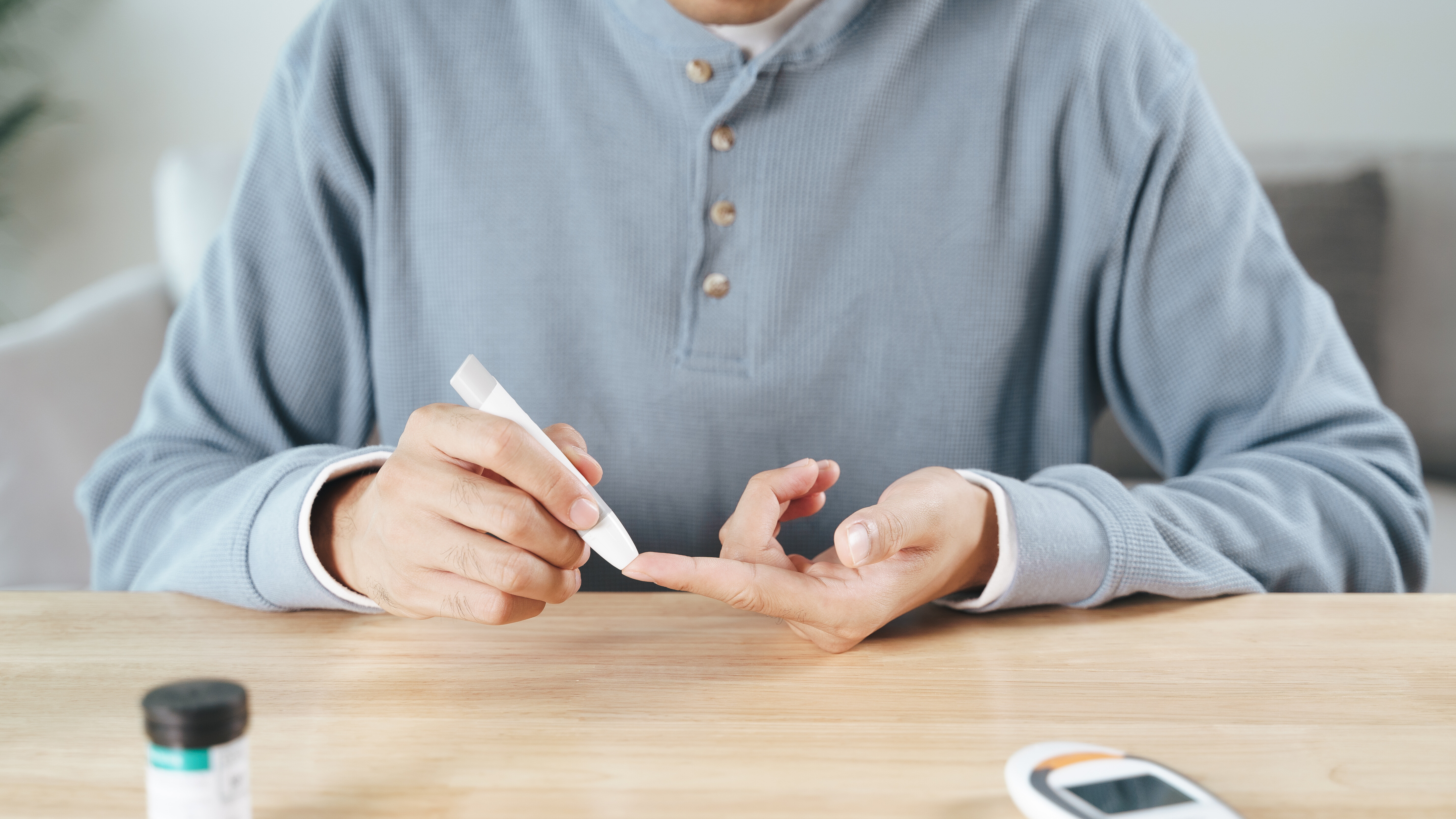 How Blood Tests Help Detect Early Signs of Diabetes Illustration showing key blood tests for early diabetes detection with glucose meter, doctor, and patient.